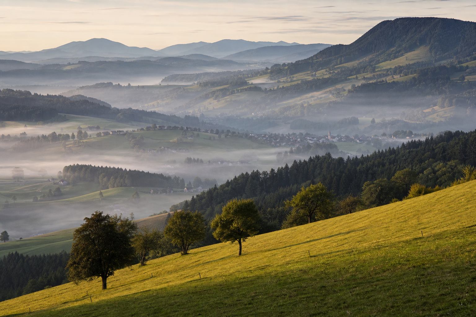 Ländliche Panoramen mit Hügeln und Feldern